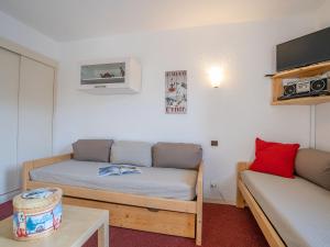 TV a/nebo společenská místnost v ubytování Apartment Armoise 32 by Interhome