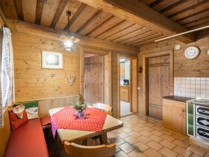 Kuchnia lub aneks kuchenny w obiekcie Chalet Gnadenalm by Interhome