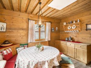 jadalnia ze stołem w kabinie w obiekcie Chalet Gnadenalm by Interhome w mieście Obertauern +21 zdjęć