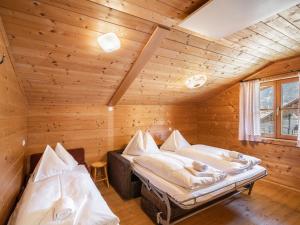 Łóżko lub łóżka w pokoju w obiekcie Chalet Gnadenalm by Interhome