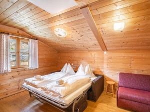 Łóżko lub łóżka w pokoju w obiekcie Chalet Gnadenalm by Interhome