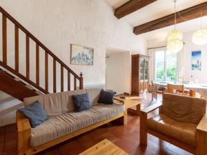 sala de estar con sofá y escalera en Holiday Home La Rouveyrolle - BSC130 by Interhome, en Tresques
