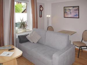 - un salon avec un canapé et une table dans l'établissement Apartment An der Eine-3 by Interhome, à Stangerode