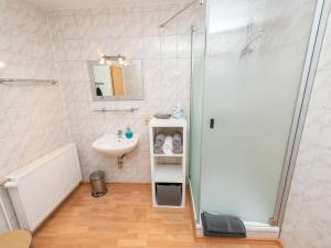 y baño con ducha y lavamanos. en Apartment An der Eine-2 by Interhome en Stangerode