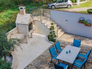 um pátio exterior com uma mesa, cadeiras e um fogão em Holiday Home Casa Nini by Interhome em Bibali