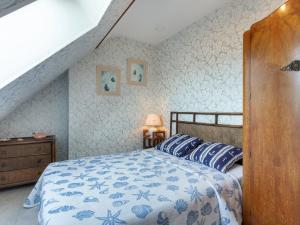 una camera da letto con un letto con cuscini blu di Apartment Océane by Interhome a Pirou