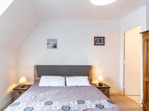 1 dormitorio con 1 cama con 2 mesitas de noche en Holiday Home La Mouette - P, en Kertissiec