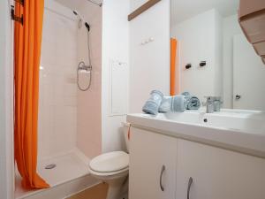 レ・メニュアールにあるApartment Armoise-4 by Interhomeのバスルーム(洗面台、トイレ、シャワー付)