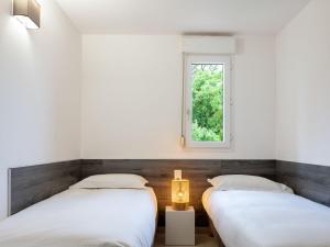 twee bedden in een kamer met een raam bij Apartment MB4 piscine by Interhome in Moriani Plage +29 foto's