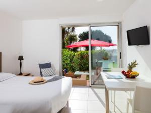 Ένα ή περισσότερα κρεβάτια σε δωμάτιο στο Apartment MB2 sans vue mer by Interhome