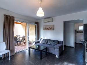 sala de estar con sofá y mesa en Apartment Marina di Favone - FAV101 by Interhome, en Favone