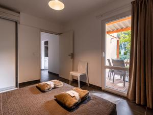 sala de estar con ventana grande y mesa en Apartment Marina di Favone - FAV101 by Interhome, en Favone