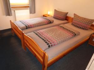 dos camas sentadas una al lado de la otra en una habitación en Holiday Home Möslehof by Interhome, en Vorderfalkau