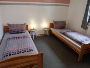 dwa łóżka w pokoju z dwoma stołami w obiekcie Holiday Home Möslehof by Interhome w mieście Vorderfalkau