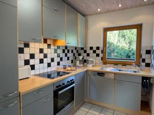 Кухня или мини-кухня в Holiday Home Westfalen by Interhome
