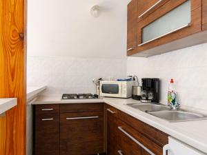 Kuchyňa alebo kuchynka v ubytovaní Apartment Anthony 2 by Interhome
