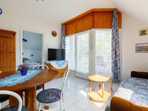 Televízia a/alebo spoločenská miestnosť v ubytovaní Apartment Anthony 2 by Interhome