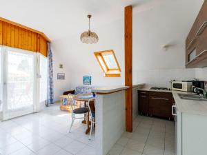 Kuchyňa alebo kuchynka v ubytovaní Apartment Anthony 2 by Interhome