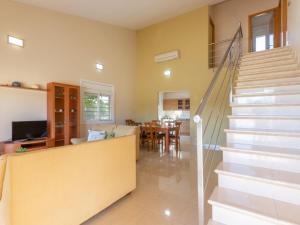 ein Wohnzimmer mit Treppen und ein Esszimmer in der Unterkunft Holiday Home Alex by Interhome in Riumar