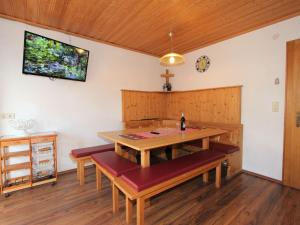 comedor con mesa de madera y bancos en Apartment Anita-3 by Interhome en Zellberg
