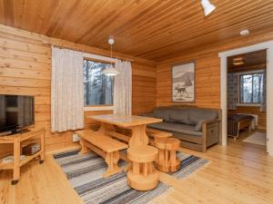 ルカにあるHoliday Home Viipusjärvi 10 by Interhomeのログキャビンのリビングルーム(テーブル、ソファ付)