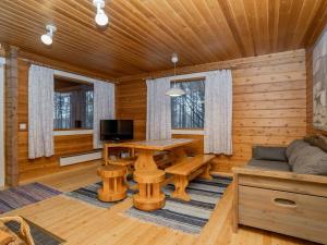 ルカにあるHoliday Home Viipusjärvi 10 by Interhomeのリビングルーム(テーブル、ソファ付)