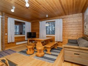 ein Wohnzimmer mit Tisch und Couch in der Unterkunft Holiday Home Viipusjärvi 10 by Interhome in Ruka