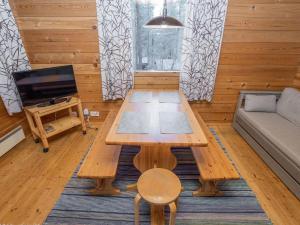 ルカにあるHoliday Home Viipusjärvi 12 by Interhomeのリビングルーム(コーヒーテーブル、ソファ付)