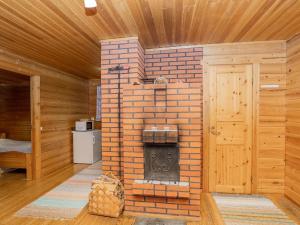 ルカにあるHoliday Home Viipusjärvi 12 by Interhomeのドア付きの部屋のレンガ造りの暖炉