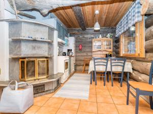 eine große Küche mit einem Tisch und Stühlen in der Unterkunft Holiday Home Pajalan honka by Interhome in Kuusamo