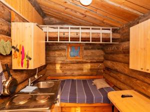 ルカにあるHoliday Home Saarenkainalo by Interhomeのログキャビン内の二段ベッド付きのキッチンを利用できます。