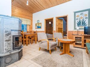 TV/trung tâm giải trí tại Holiday Home Villa kuukkeli by Interhome