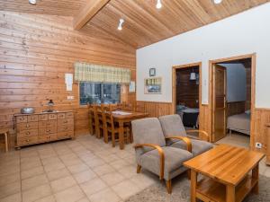 una sala de estar con paredes de madera y techo de madera. en Holiday Home Villa kuusanka by Interhome, en Kuusamo