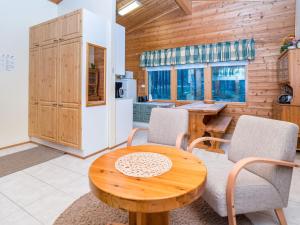 een keuken met een tafel en stoelen in een kamer bij Holiday Home Villa lakka by Interhome in Kuusamo