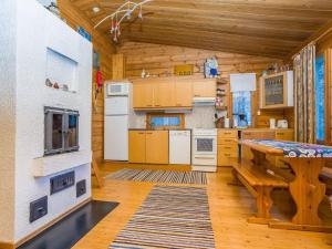 eine Küche mit einem Tisch und einer Holzdecke in der Unterkunft Holiday Home Pohjaskoti a by Interhome in Ruka
