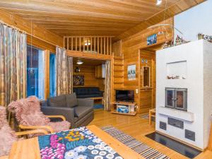 ein Wohnzimmer mit Couch und Kamin in der Unterkunft Holiday Home Pohjaskoti a by Interhome in Ruka