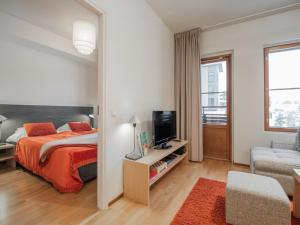 ユッラスにあるHoliday Home Nordic chalet 9410 by Interhomeのベッドルーム(ベッド1台、テレビ、ソファ付)