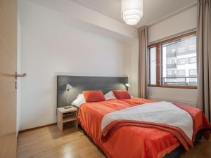 um quarto com uma cama grande e uma janela em Holiday Home Nordic chalet 9410 by Interhome em Ylläs