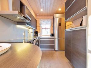 eine Küche mit einer hölzernen Arbeitsplatte in einem Zimmer in der Unterkunft Holiday Home White dream a by Interhome in Ylläsjärvi + 13 Fotos