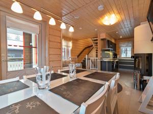 eine Küche mit Tisch und Stühlen in einem Zimmer in der Unterkunft Holiday Home White dream a by Interhome in Ylläsjärvi
