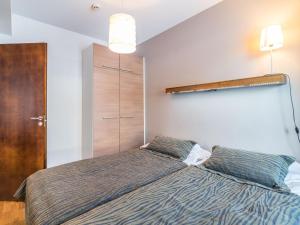 ユッラスにあるHoliday Home Ylläs chalets 3210 by Interhomeのベッドルーム1室(ベッド1台、枕2つ付)