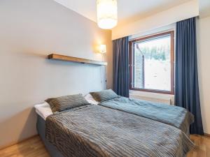 ユッラスにあるHoliday Home Ylläs chalets 3210 by Interhomeのベッドルーム(ベッド1台、窓付)