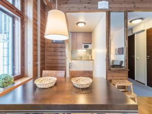ユッラスにあるHoliday Home Ylläs chalet 3210 by Interhomeのキッチン、ダイニングルーム(大きな木製テーブル付)