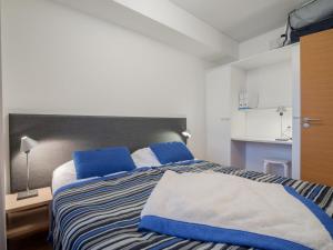 ユッラスにあるHoliday Home Nordic chalet 9411 by Interhomeのベッドルーム(青い枕の大型ベッド1台付)