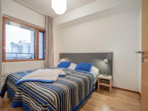 ユッラスにあるHoliday Home Nordic chalet 9411 by Interhomeのベッドルーム1室(青い枕のベッド1台、窓付)