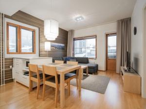 ユッラスにあるHoliday Home Nordic chalet 9411 by Interhomeのキッチン、リビングルーム(テーブル、ソファ付)