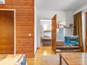 ein Wohnzimmer mit einem Schreibtisch und einem Spiegel in der Unterkunft Holiday Home Ylläs chalets 2405 by Interhome in Ylläs
