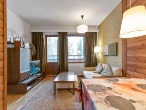 um quarto de hotel com uma cama e uma televisão em Holiday Home Ylläs chalets 2405 by Interhome em Ylläs