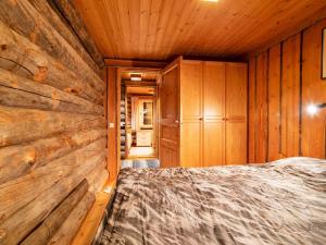 ユッラスヤルヴィにあるHoliday Home Lomaylläs d59 -palovaarankaarre 13 a by Interhomeの木製の壁のベッドルーム1室