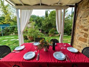 コッレ・ディ・ヴァル・デルザにあるHoliday Home Rustico Cavernoso by Interhomeのテーブル上に赤いテーブルクロスをかけたテーブル